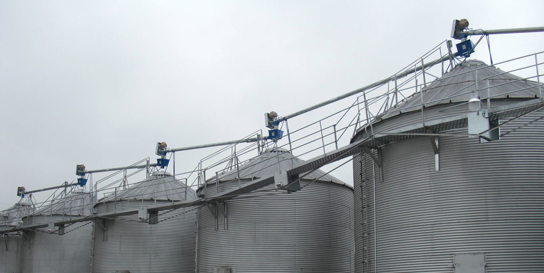 row of grain bins with Shivvers horizontal transfer augers | Shivvers